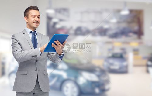 商业,人,汽车销售技术快乐的微笑商人穿着西装持平板电脑电脑车展沙龙